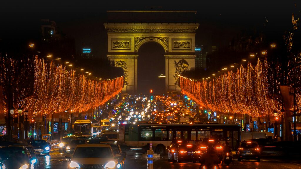 Champs-Élysées illuminés la nuit pour Noël à Paris, reflet de la magie des fêtes de fin d’année.